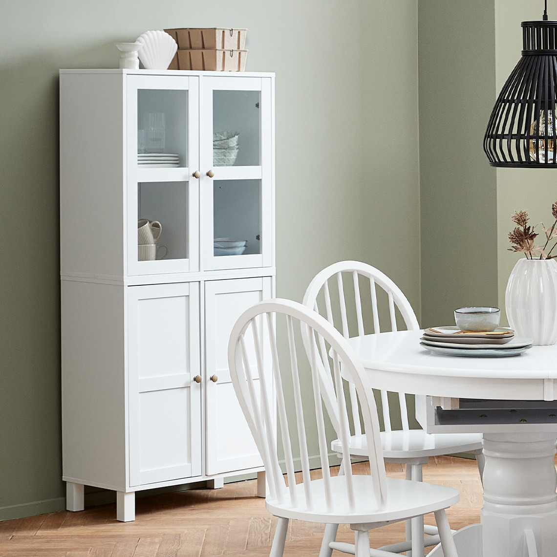 Wandmodule in Weiß aufeinander gestapelt mit Füße