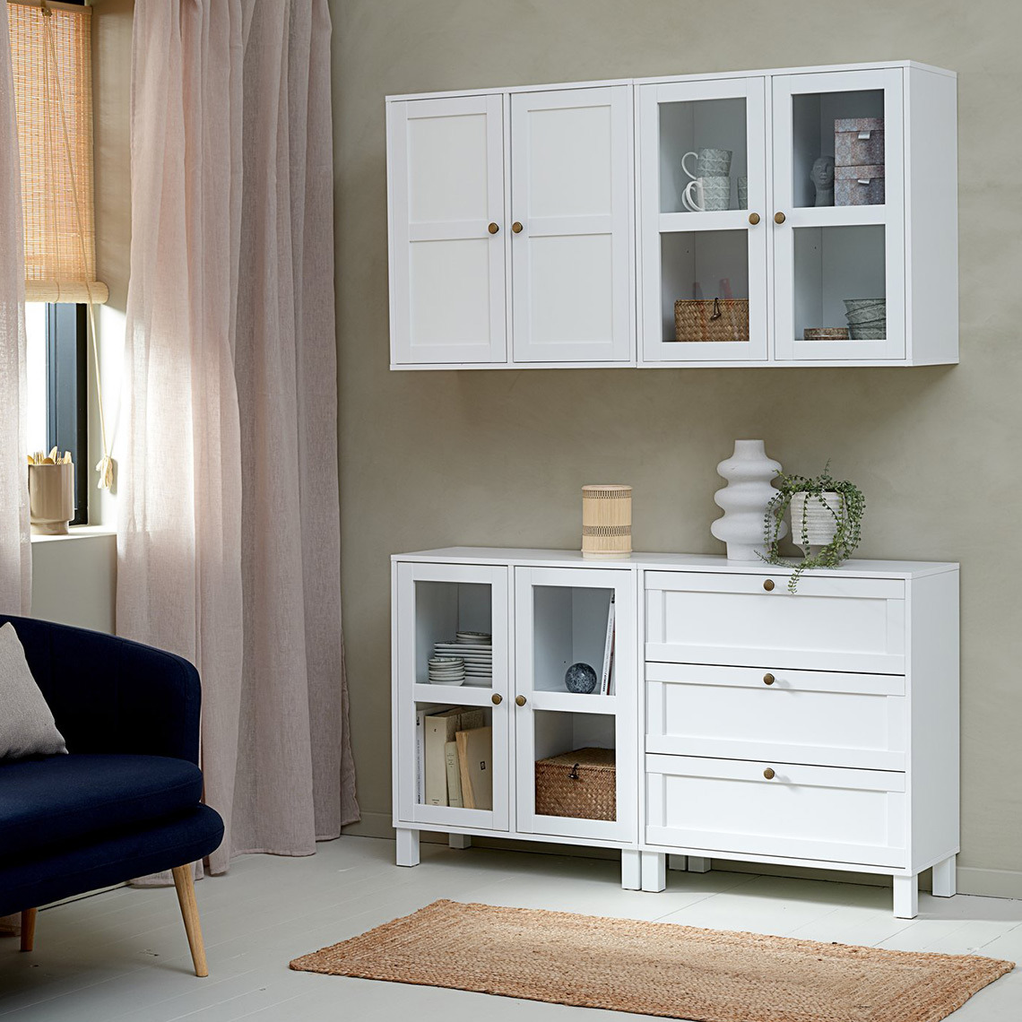 Wandmodule in Weiß auf Füße und Hängeelemente