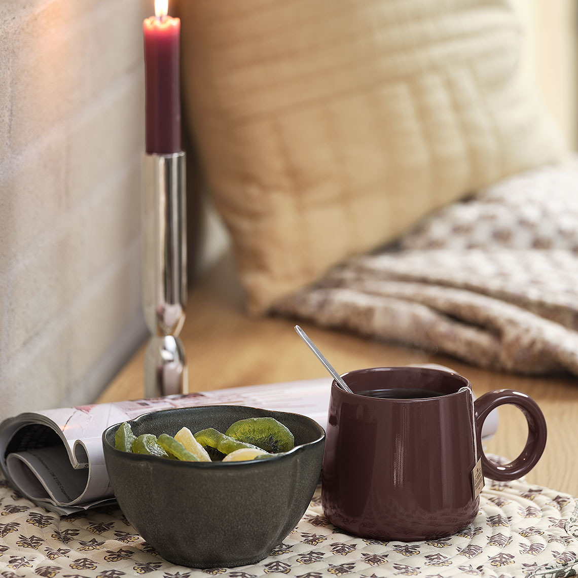 Schüssel und Becher auf einem Tischset