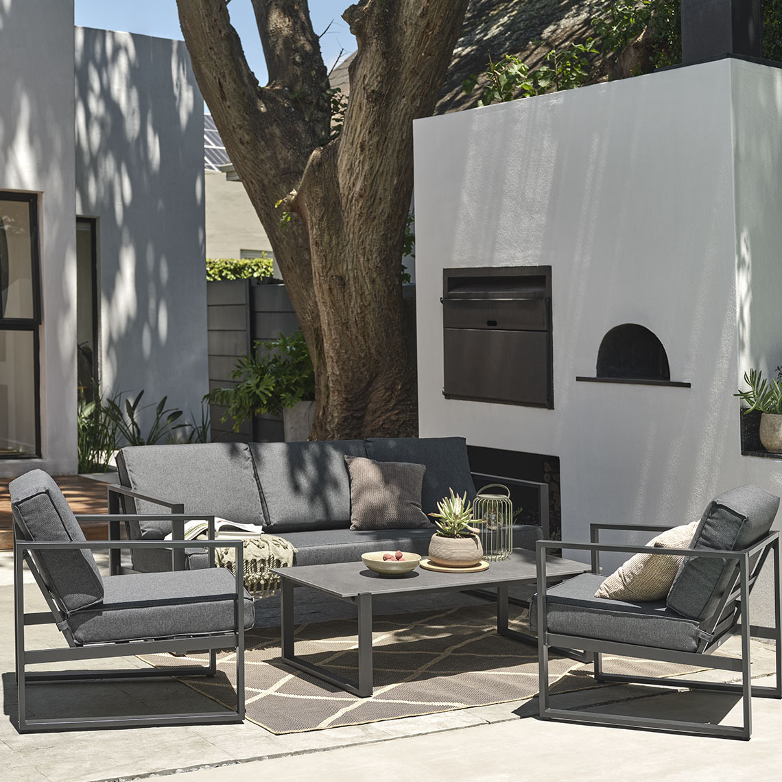 Schnell trocknendes Lounge-Set mit schwarzen Kissen