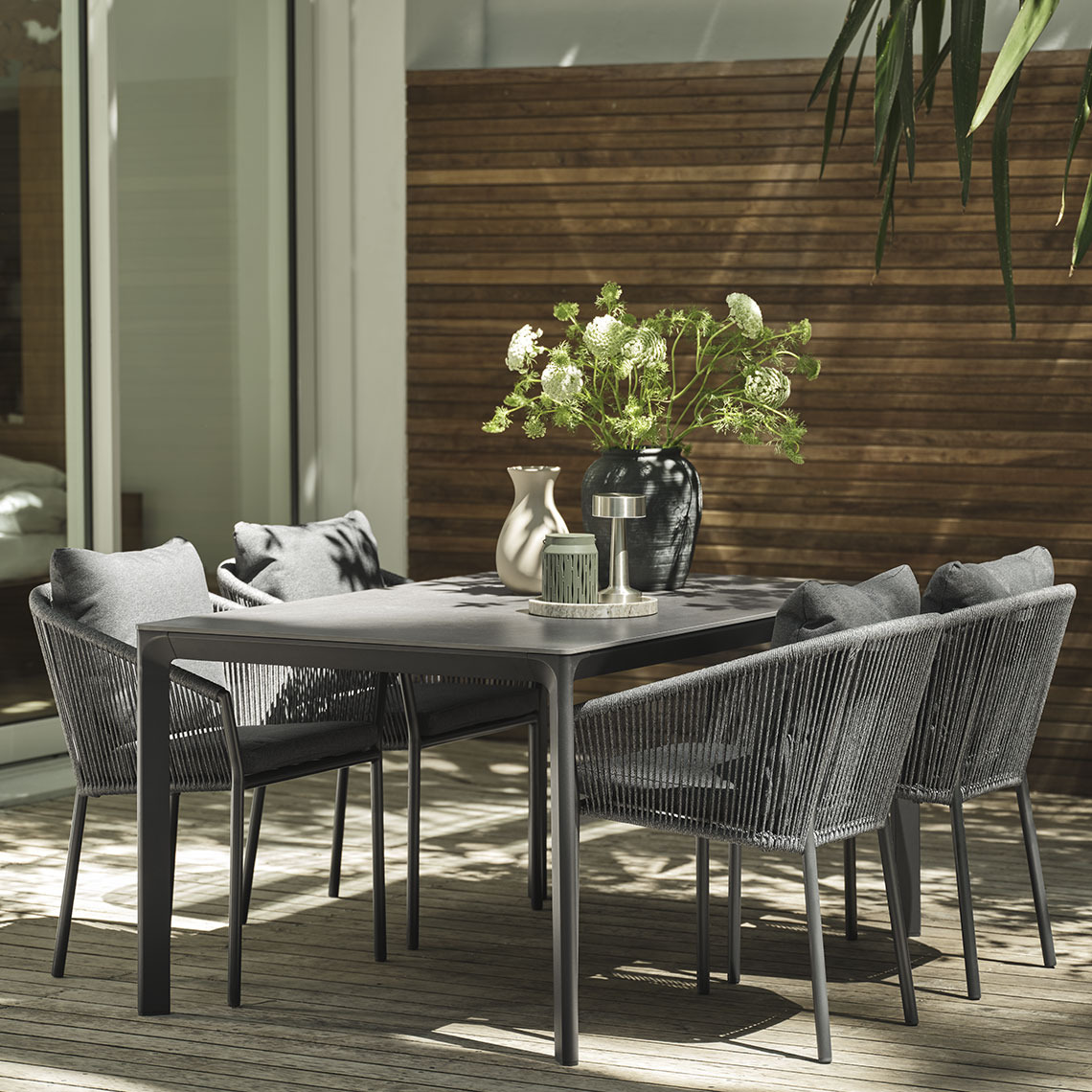 Gartenstühle und Gartentisch auf einer Terrasse