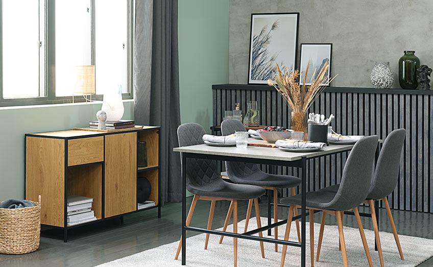 Esszimmerstühle JONSTRUP und Sideboard TRAPPEDAL Wohnzimmer mit Esstisch in Betonoptik, grauen Esszimmerstühlen und einer Anrichte aus Eiche