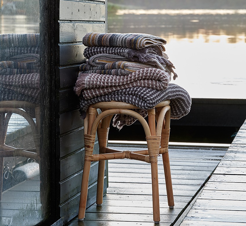 IDRE Badetücher und Handtücher und SEGERSTA gestreifte Handtücher auf JUNGHOLM Hocker Handtücher, Badetücher und gestreifte Handtücher auf einem Hocker an einem See
