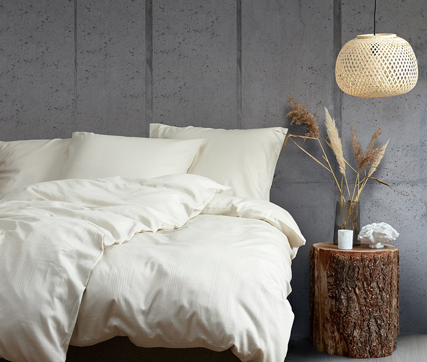 Bettwäsche CILJE in Sand mit Vase ROY und Ornament TORLEK Elegantes Schlafzimmer im ruhigen skandinavischen Look mit Bett aus sandfarbener Bettwäsche