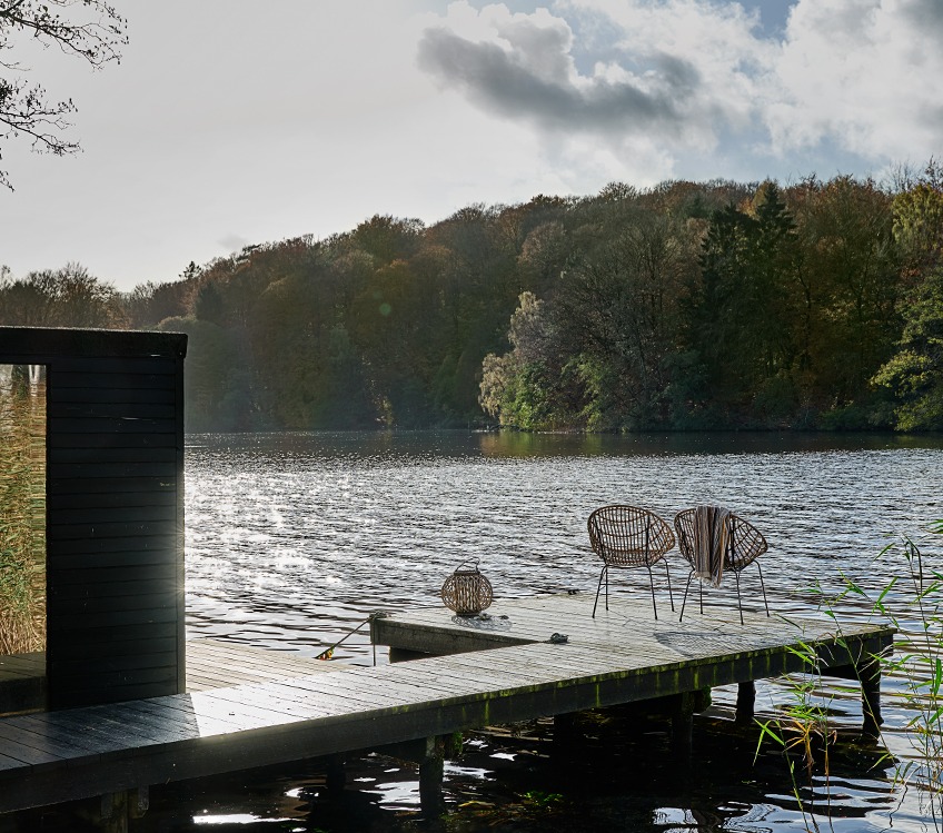 SEGERSTA, gestreiftes Handtuch und STRAND-Laterne Badetuch hängt auf einen Loungesessel auf einem Steg am See