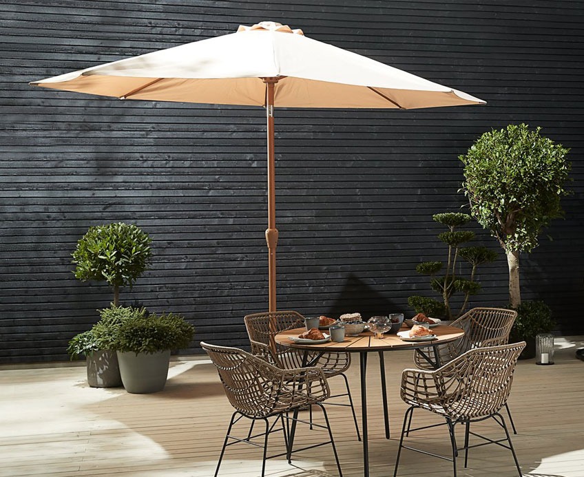 VARSLER Marktschirm mit Gartenstühlen ILDERHUSE und Gartentisch RANGSTRUP Marktschirm mit einer Sitzgarnitur