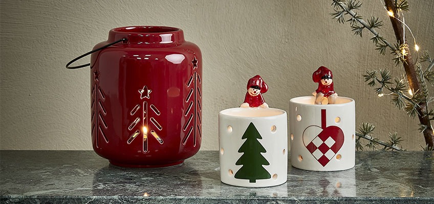 Rote Weihnachtslaterne und Teelichthalter mit Weihnachtsmotiven
