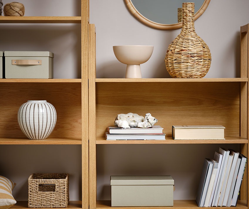 Bücherregal mit Korbvase, Schale, Aufbewahrungsboxen und anderen Dekorationsartikeln