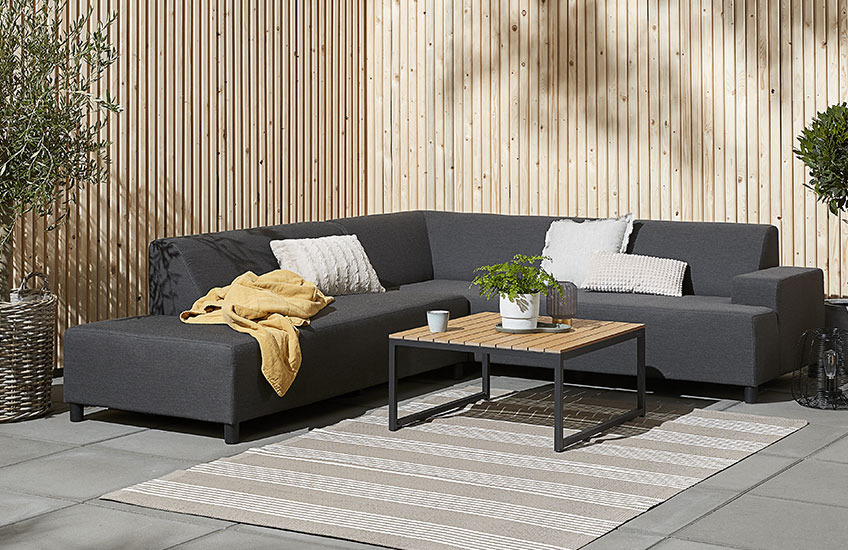 Loungeset mit Loungetisch GAMST und Loungesofa UHRE Großes Loungesofa für den Garten mit Loungetisch aus Holz