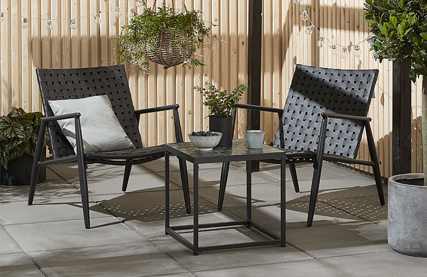 Schwarzes Garten-Lounge-Set mit kleinem Tisch und zwei Sesseln