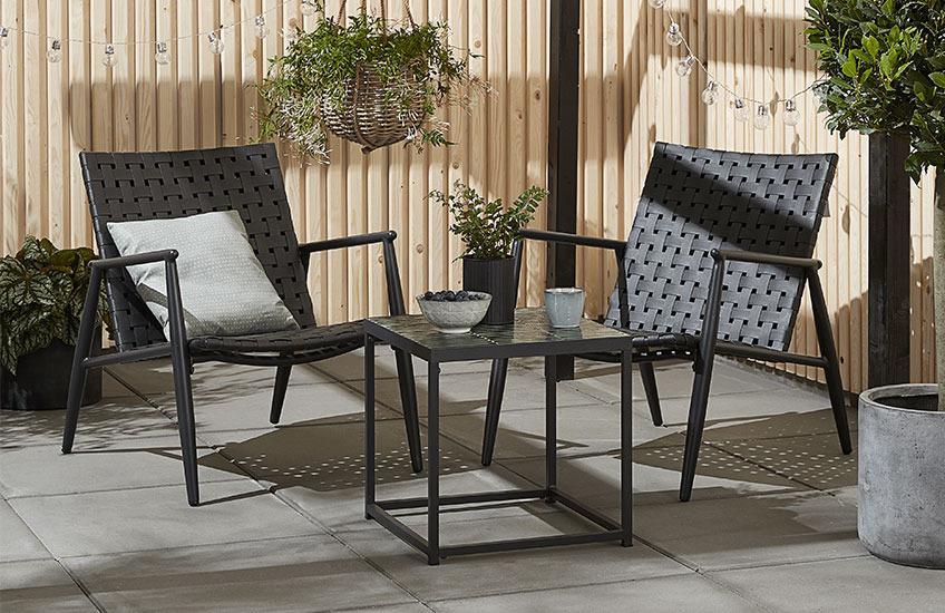 Lounge-Set mit UDSTRUP-Tisch und zwei EDDERUP-Sessel Schwarzes Garten-Lounge-Set mit kleinem Tisch und zwei Sesseln