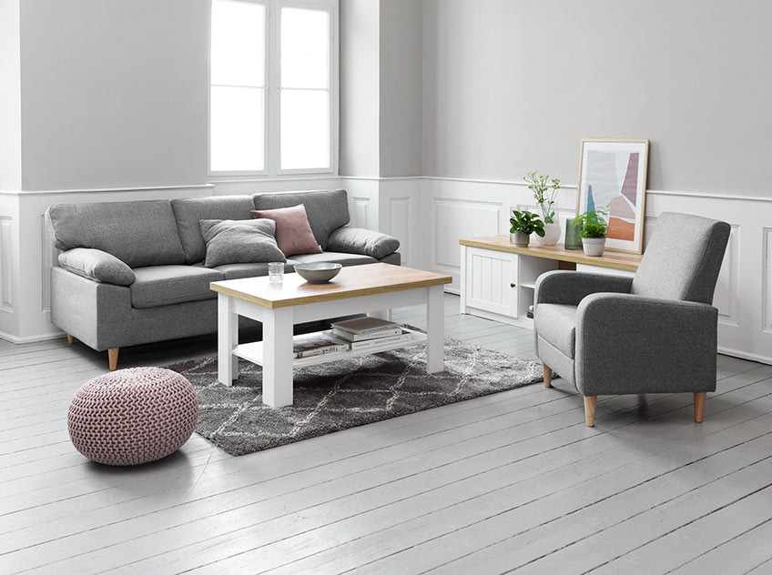 Die Möbel MARKSKEL lassen sich gut mit grauen Möbeln kombinieren Wohnzimmer mit grau/weißen Couchtisch und TV-Bank mit Sofa und Sessel in Grau