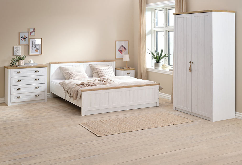 Kleiderschrank und Kommode MARKSKEL ergänzen den Landhausstil im Schlafzimmer Kleiderschrank und Kommode in Weiß in einem Schlafzimmer mit Landhaus-Flai