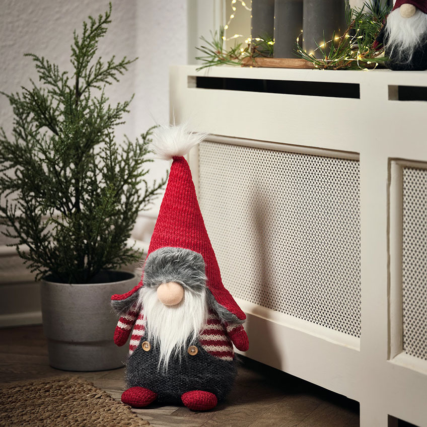 Weihnachtswichtel RAUDUNG schafft Weihnachtsstimmung in jedem Raum Weihnachtswichtel neben einer Zimmerpflanze unter einem Fenster