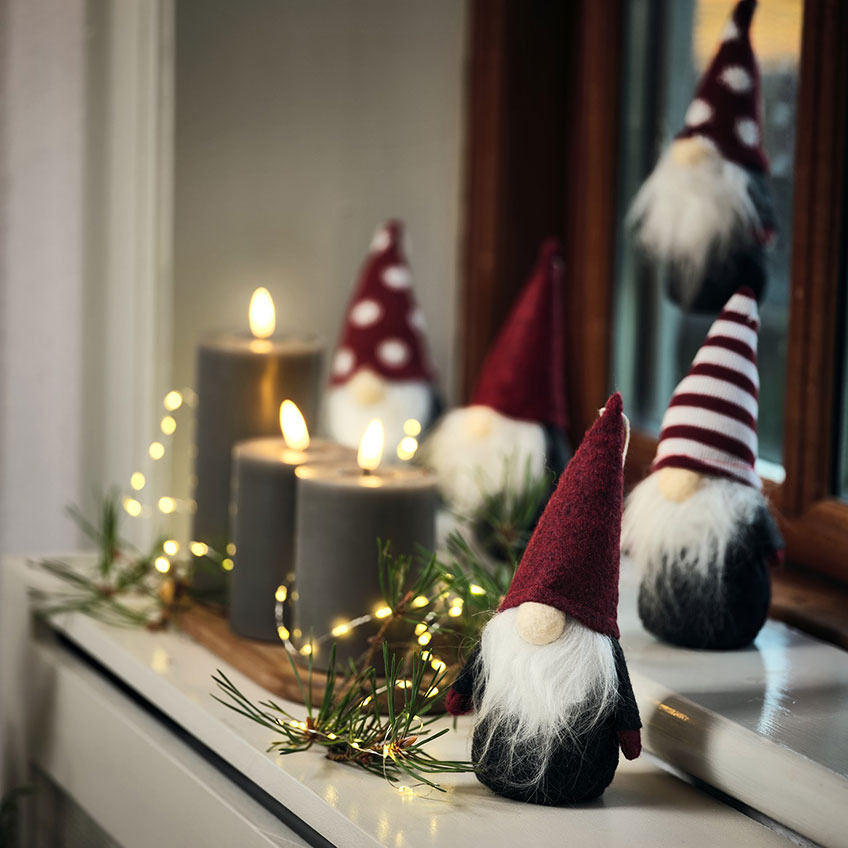 Kleine Weihnachtswichtel auf einer Fensterbank Kleine Weihnachtswichtel auf einer Fensterbank
