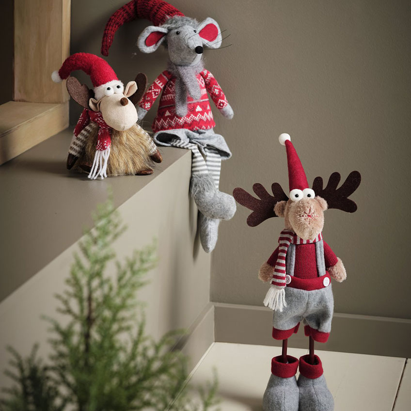 Zwei Rentiere und eine Weihnachtsmaus in traditionellen Weihnachtsfarben Zwei Rentiere und eine Weihnachtsmaus in traditionellen Weihnachtsfarben