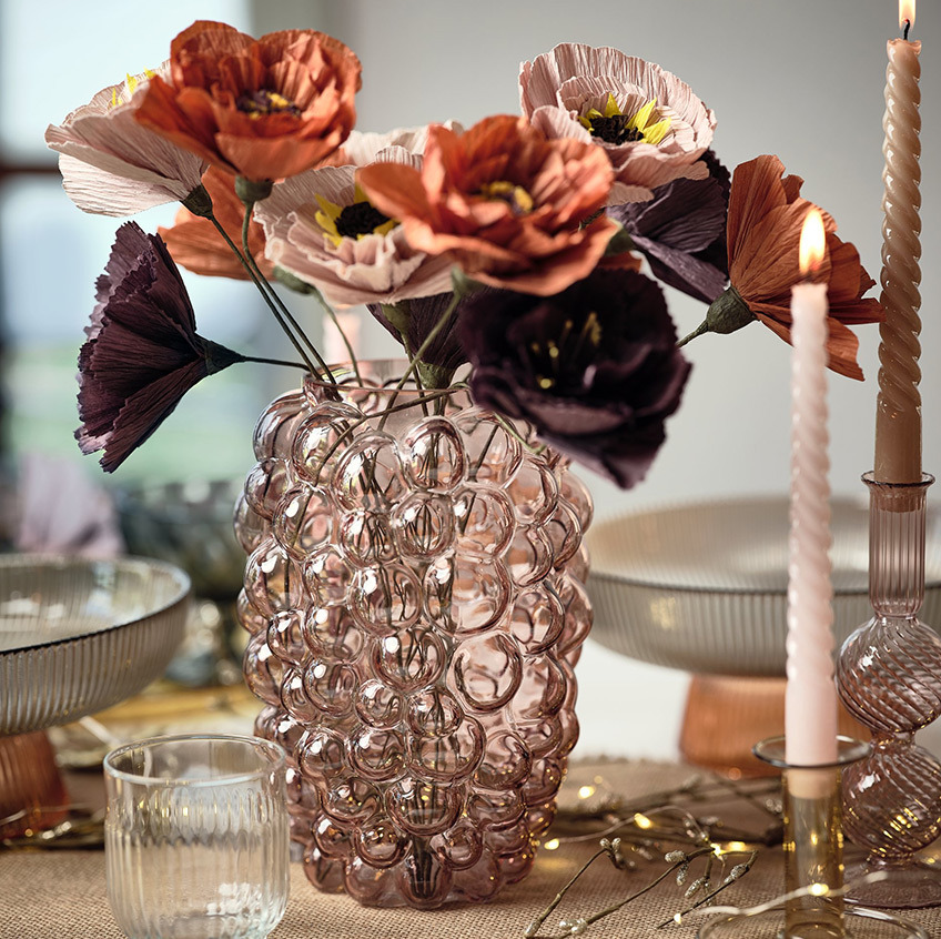 Außergewöhnliche Vase mit Papierblumen in verschiedenen Farben
