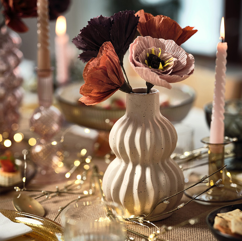 Schön geschmückter Silvestertisch im skandinavischen Stil Schön geschmückter Silvestertisch im skandinavischen Stil