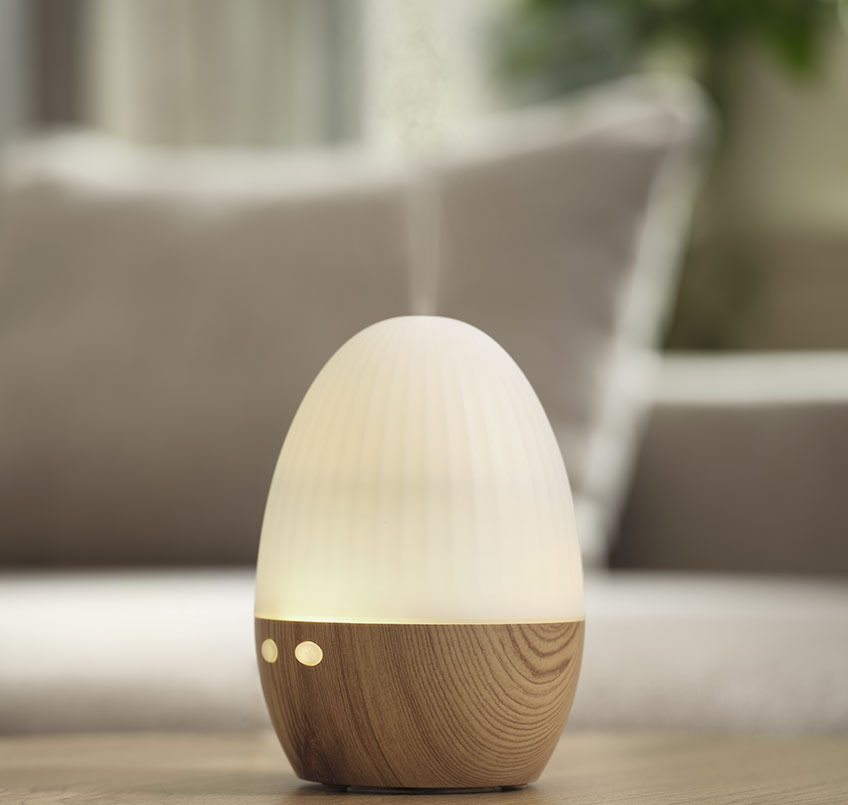 Zusammen mit den ätherischen Ölen LEON verbreitet der Diffuser HANNES ein wunderbares, gedämpftes Licht, einen herrlichen Duft und eine angenehme Feuchtigkeit im Raum. Aroma-Diffuser in Weiß und Holzoptik