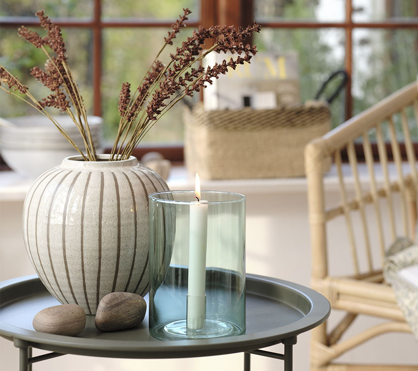 RANDERUP Beistelltisch mit SOFUS Vase und FRILEV Kerzenhalter Schwarzer Beistelltisch mit Vase und Kerzenhalter aus Glas