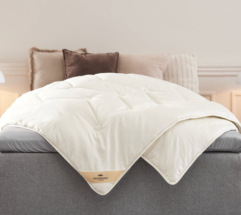Bettdecke mit einer Füllung aus Kamelhaarwolle auf einem Bett