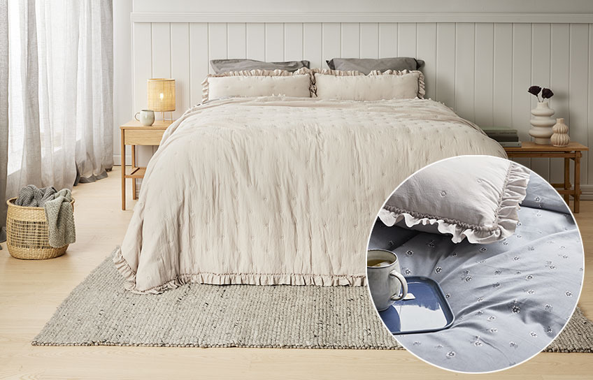 Tagesdecke und Rückenkissen DUNHAMMER und Foto mit der Bettwäsche GERD darauf Schlafzimmer mit beiger Tagesdecke und Rückenkissen