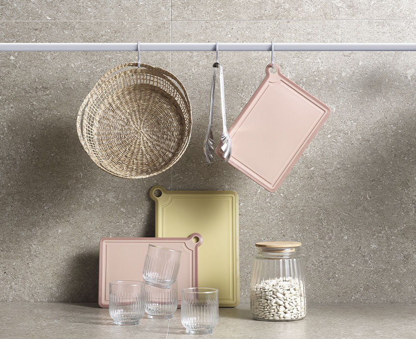 Brotkorb GOTFRED, Schneidebretter NILSSON, Zange LIAM, Gläser TURE und Vorratsglas KJETIL Küche mit Schneidebrettern in Rosa und Gelb