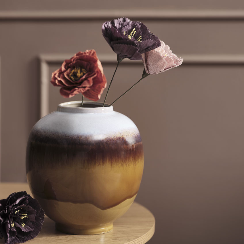 Vase MADS mit Kunstblumen PER in drei Farben Mehrfarbige Vase mit Kunstblumen in Rot, Lila und Rosa auf einem kleinen Tisch