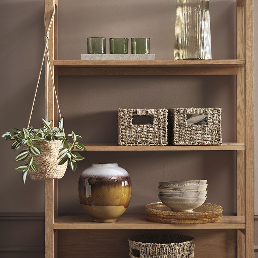 Blumentopf STEFAN, Vase MADS und Teelichthalter ASLAK Hängender Blumentopf und Holzregal mit Körben, Teelichhaltern, Vasen und anderen Dekoartikeln