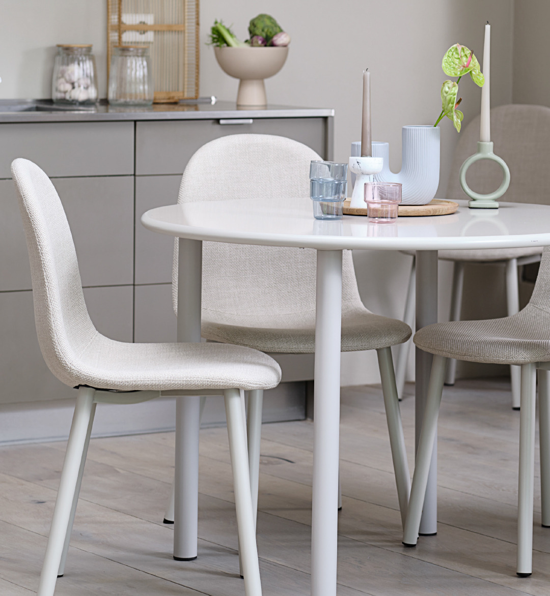 Esszimmer mit weißen Möbeln im minimalistischen Stil