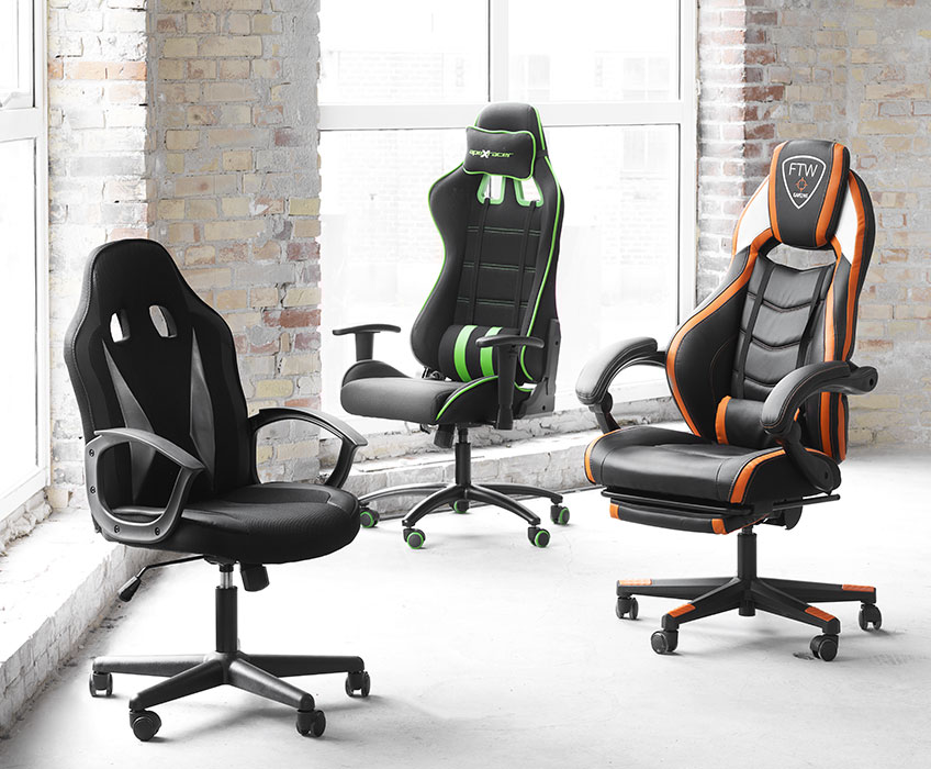 Drei Gaming-Stühle mit grünen, orangen und grauen Details 