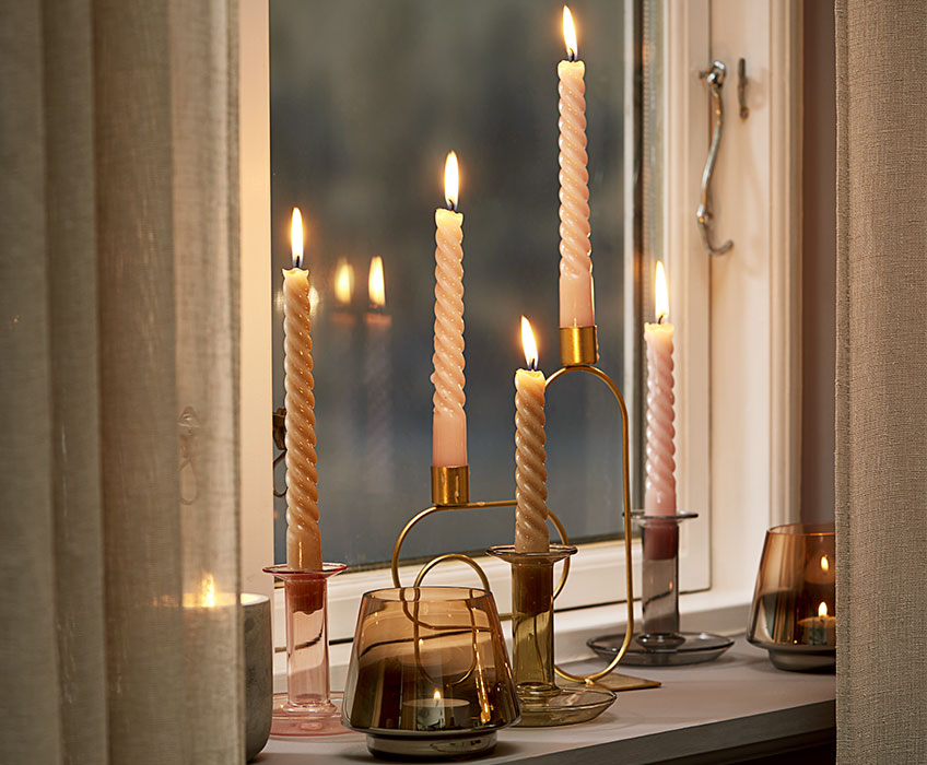 Dekorative Kerzenständer und gedrehte Stabkerzen
