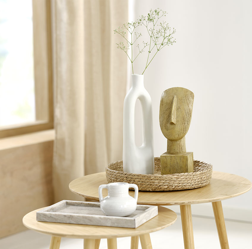 Tablett aus Marmor mit weißem Teelichthalter und Tablett aus Seegras mit weißer Vase und Skulptur