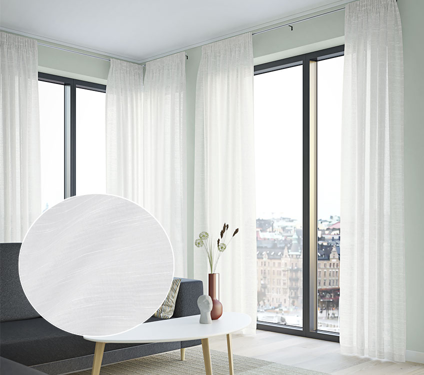 Halbtransparente und weiße Vorhänge im Wohnzimmer