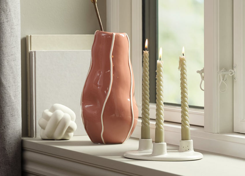 Fensterbank mit Vase und Kerzenständer