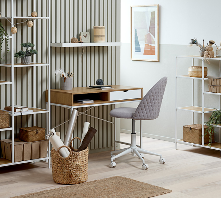 Büroecke mit Bürostuhl in Grau sowie Schreibtisch und Regalen in Weiß und Eiche