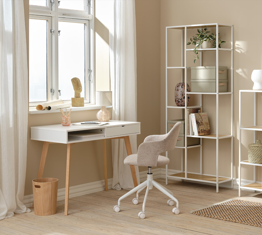 Arbeitszimmer mit Möbel im romantischen Weiß und Beige eingerichtet