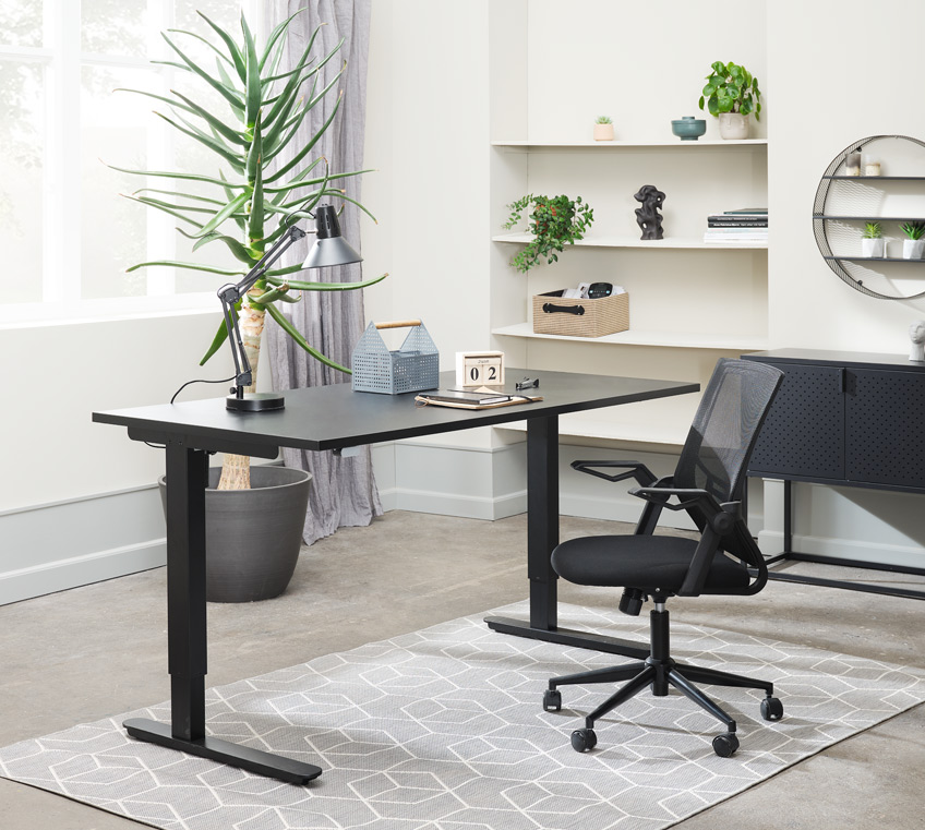 Modernes Büro mit schwarzen Möbeln und grünen Akzenten