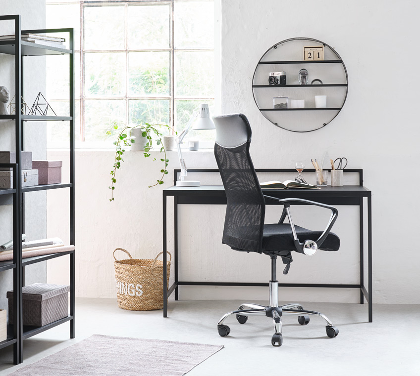 Minimalistisch eingerichtetes Büro mit Schreibtisch, Bürosessel und Regalen in Schwarz