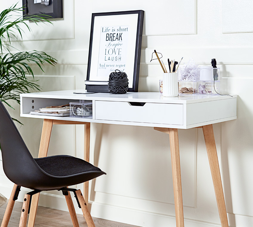 Weißer Schreibtisch und Stuhl in Schwarz im modernen skandinavischen Wohnstil