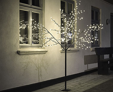LED-Lichterbaum mit LED vor einer Hauswand 