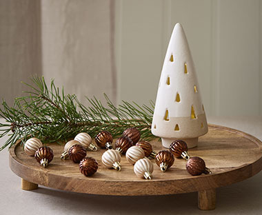 Rundes Dekotablett aus Holz mit weihnachtlicher Dekoration geschmückt