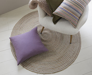 Runder Teppich aus Jute und Baumwolle unter einem Sessel