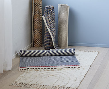 Teppiche in verschiedenen Größen und Designs 