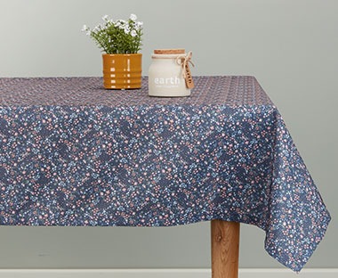 Blaue Tischdecke mit Blumenmuster