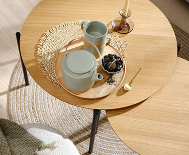 Rundes Tischset mit Kaffeetasse und Teekanne in Mint auf einem Couchtisch