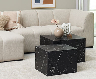Beistelltisch-Set im Marmor-Look vor einem Sofa in Beige
